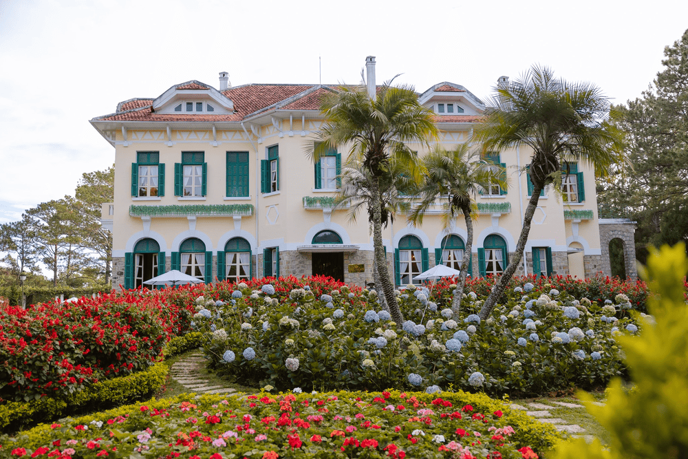 Khu&ocirc;n vi&ecirc;n vườn hoa trước dinh với những bụi hoa rực rỡ l&agrave; nơi l&yacute; tưởng để du kh&aacute;ch lưu giữ khoảnh khắc đẹp (Nguồn: Dinh 1 Đ&agrave; Lạt)